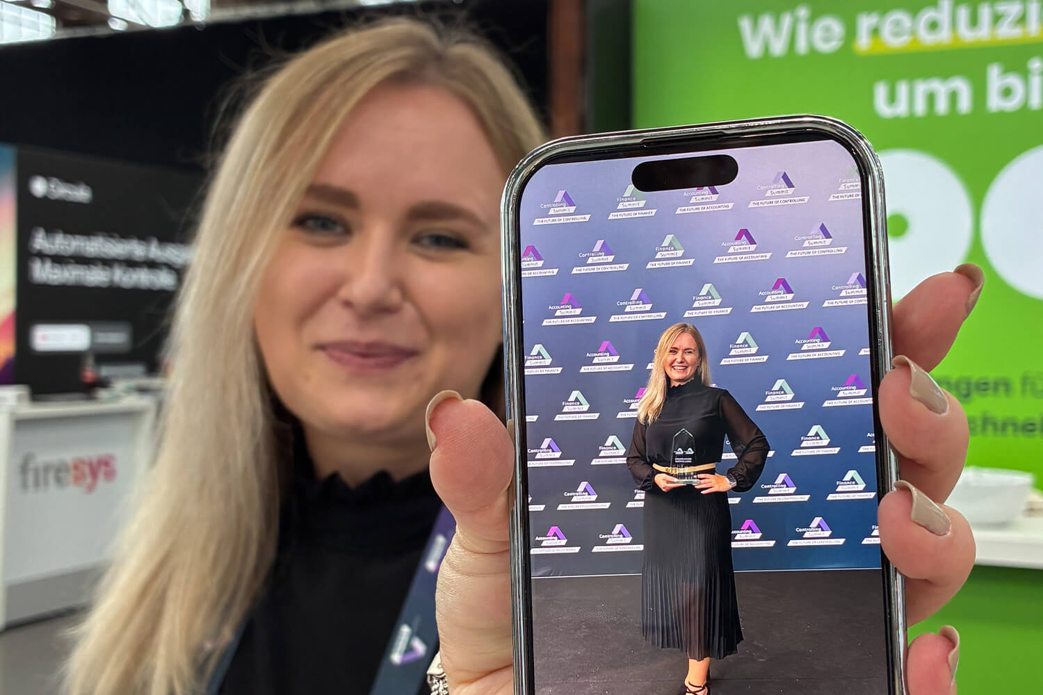 Ehemalige TriFinance-Beraterin Jana Schwarz freut sich über den Speaker Award