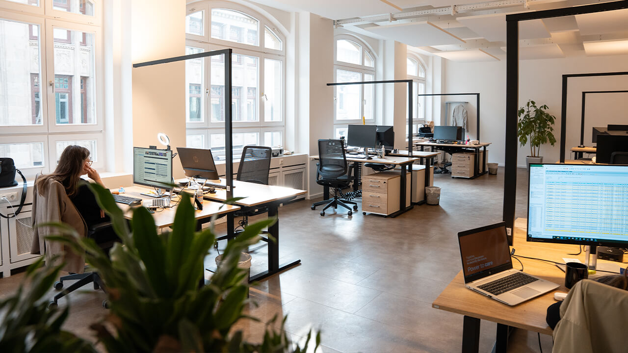 Links eine Präsentation, rechts ein Excel-Sheet: Ein typisches Bild im Hamburger Office.